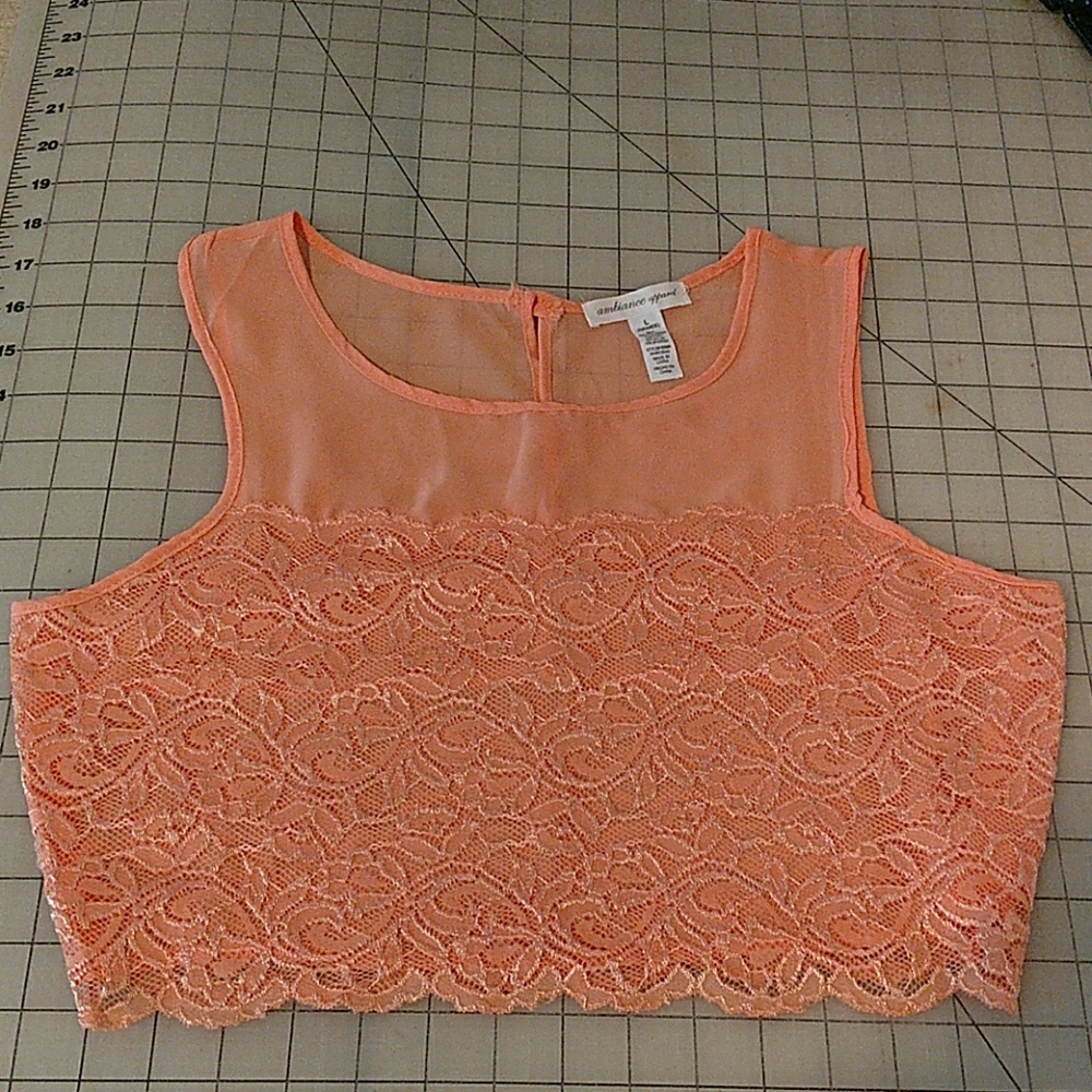 Sleeveless crop top with peach lace fabric sz L